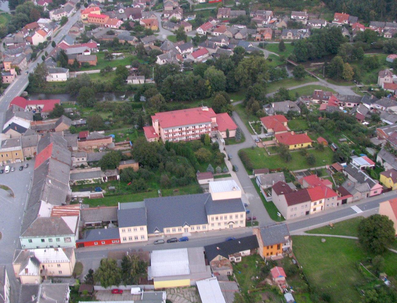 Organizace zabezpečovala sociálních potřeby svým obyvatelům a stala se integrální součástí městského prostoru. Po dvou letech stavebních činností byl 6.