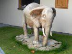 Slon Asi metr a půl vysoký slon se nachází u rodinného domu v obci Sázava