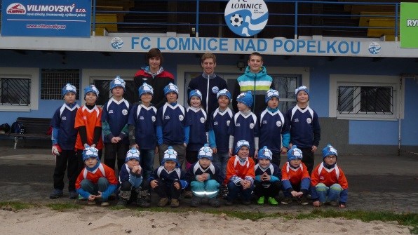 FC LOMNICE NAD POPELKOU TJ JISKRA HOŘICE rok založení 1920, klubové barvy : modrá, bílá Fotbalový klub v Lomnici nad Popelkou byl založen pod názvem SK. Ve třicátých letech se hrála v Lomnici I.