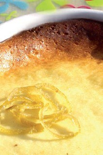 Lehký citrónový koláč s malinovou omáčkou Doba přípravy: 10 min Vaření: 45 min Suroviny pro 4 osoby: 150 g zakysané smetany Yoplait Chef de Créme 200 g čerstvého sýra 1 vejce 50 g cukru 30 g mouky