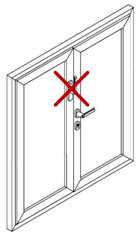 Dvoukřídlé dveře nesmí být otvírány přes stojící křídlo (s
