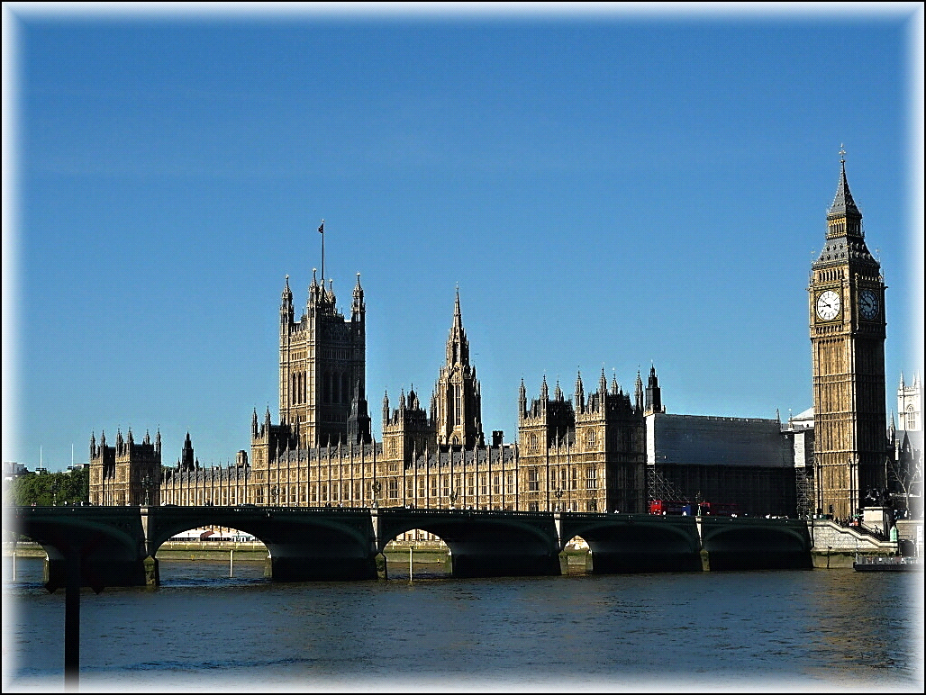 Nachází se zde mimo jiné i Královská galerie, kde jsou portréty všech anglických králů, a Clock Tower (Big Ben) hodinová věţ vysoká 106 metrů s největším zvonem (okolo 14 tun).