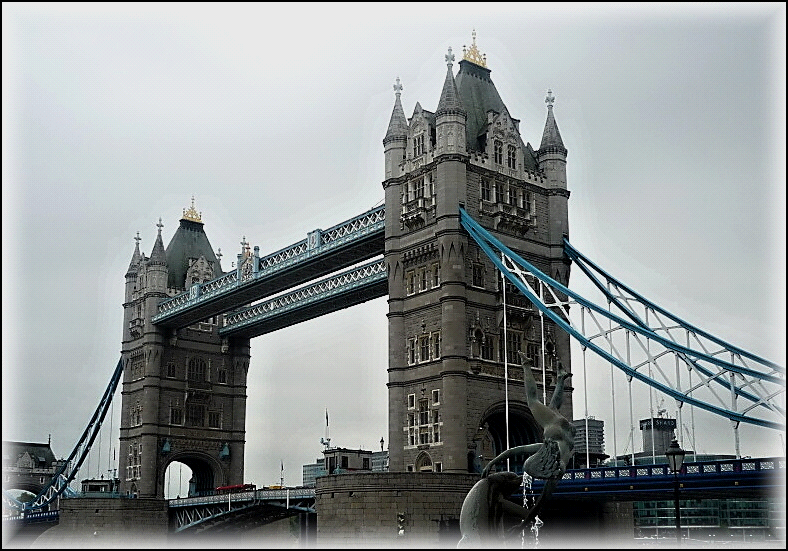 Poslední den pobytu byl věnován opět poznávání krás Londýna. Dopoledne jsme strávili v Toweru (Tower of London), který je snad nejpůsobivější stavbou britské metropole.