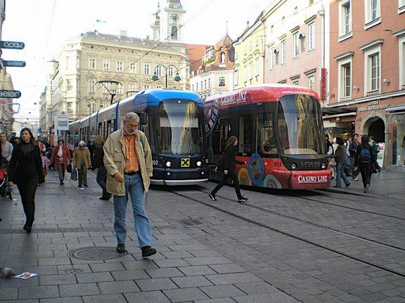 Cestování po městě Na kole Kolo je pro Linz velice vhodný prostředek pro cestování. Na univerzitu vám to trvá max. 5 minut, takže si můžete přispat.