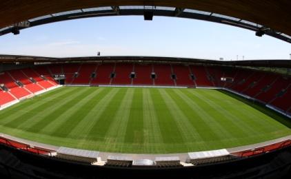 STÁVAJÍCÍ STAV kromě SK Slavia na stadionu hraje rovněž Bohemians z čehož vyplývá velmi omezená možnost brandingu stadionu tak, aby byl pro fanoušky Slavie skutečně domácím stadionem se vším, co k