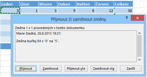 7 Karta Revize 138 Zamknout a sdílet sešit Tlačítkem Zamknout a sdílet sešit současně se sdílením sešit ochráníme heslem. Další uživatelé v tom případě nemohou vypnout sledování změn.