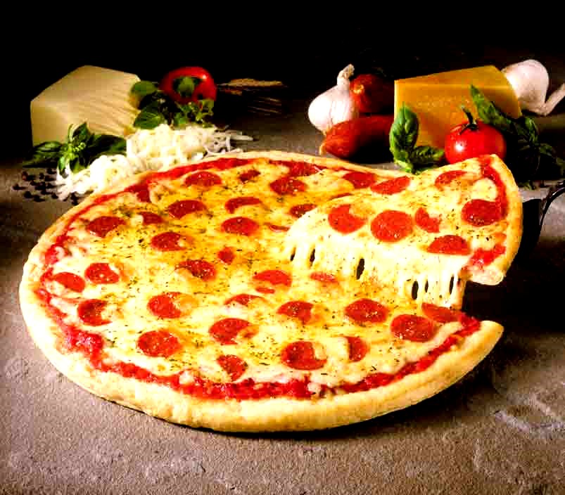 Recepty z ciziny Itálie - pizza droždí lžičky cukru dl teplé vody 50 g polohrubé mouky rajčatová omáčka měkký salám nakrájená bazalka žampiony cibule zelená paprika černé olivy mozzarela parmezán V