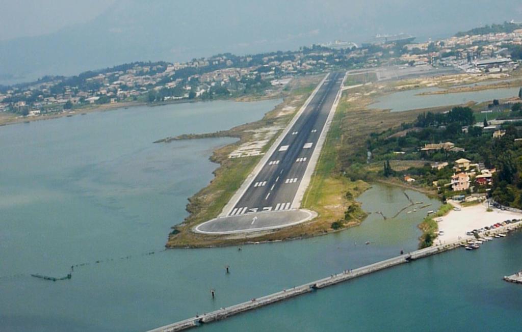 vlastního uvážení sklesat na 2000 ft dvě míle před pobřežím. Při pohledu na hornatý ostrov nám to vůbec nepřijde mnoho.