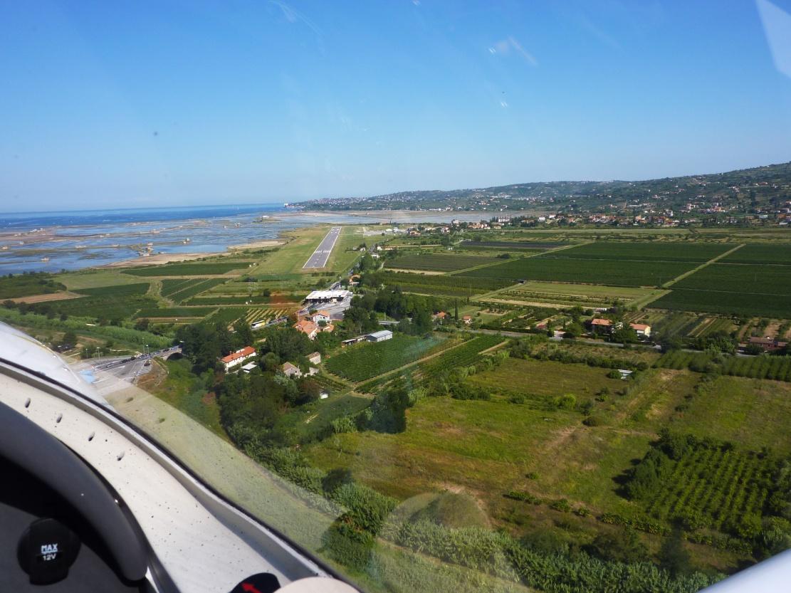 Portorož Podáváme plán do Itálie do Pescary, zjišťujeme meteo. Rosničkář je optimistický a přesvědčuje nás, že bouřky nad Itálii opravdu, ale opravdu nehrozí. Chceme mu věřit.