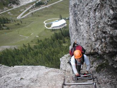 Via ferrata Zaistené cesty, ktoré sú mnohokrát budované s veľkým úsilím, ponúkajú možnosť pre vysokohorských turistov, aby sa dostali na miesta, ktoré sú normálne dostupné len pre horolezcov.