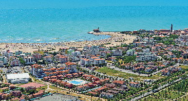 AUTO CAORLE Bezesporu nejpûvabnûj í mûsteãko na severním Jadranu se py ní pfiedev ím velmi star m historick m centrem.