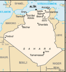 Alžírsko Alžírská demokratická a lidová republika Hlavní město: Alžír الجزائر),والية Al-Djazzâïr) Počet obyvatel: 33 769 668 Rozloha: 2 381 741 km² (11. na světě) Nejvyšší bod: Tahat (3003 m n. m.) Okolo 90 % Alžířanů žije v severní, pobřežní oblasti, zbytek, 1,5 milionu lidí, žije v jižních pouštích převážně v oázách.