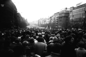 17 listopadu r. 1989 proběhla studentská klidná demonstrace proti komunistickému režimu. Následně přerostla ve stávku studentů, herců, později se přidali i další občané Československa.