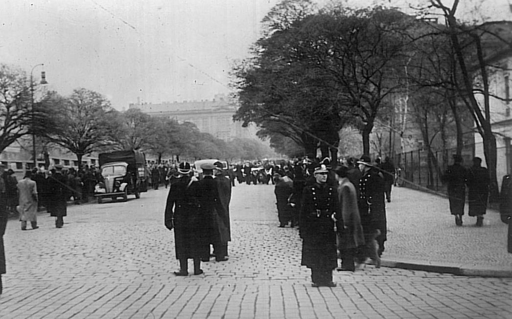 Pohřeb Jana Opletala Pohřeb Jana Opletala byl zahájen na Albertově 15. listopadu 1939 a provázela ho studentská manifestace.