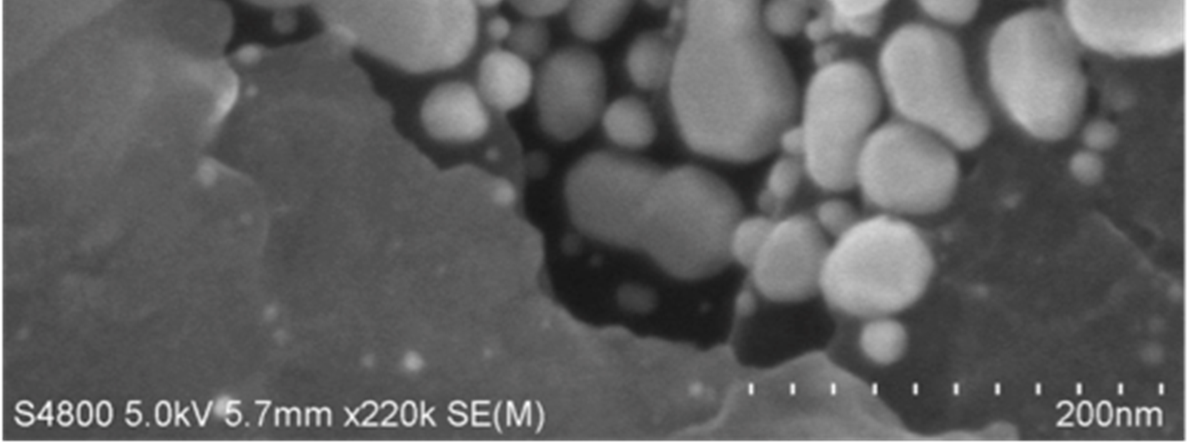 maximálního kontrastu obrazu způsobeného značným rozdílem v atomových číslech jednotlivých prvků.