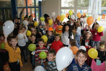 xxxxxxxxxxxxx A slavil se Halloween. Hola, hola, děti volají, Halloween už chceme slavit a všichni se tady bavit. Ve čtvrtek 20.