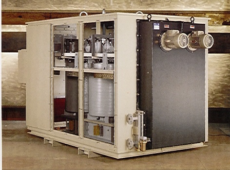 Transformátor TRASFOR v krytí IP 23 Nejvyšší stupeň krytí se dosahuje u transformátorů, kde vzduch cirkuluje v krytu za pomoci ventilátorů, přičemž prochází také výměníkem vzduch-voda.