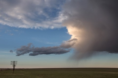 propadu suchými vrstvami vzduchu. Nemusí se ani zdaleka vyskytovat pouze v nejspodnějších vrstvách bouřkového oblaku. Obrázek 5.4: Cumulonimbus virga.