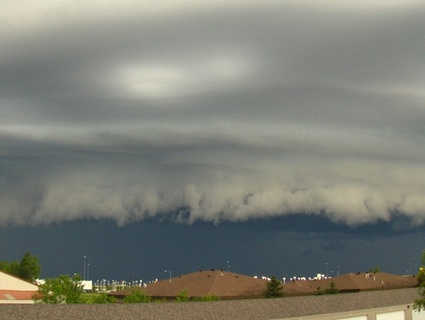 Obrázek 5.11: Shelf cloud se zvlněnou vrstvou nad ním. Daryl Ritchison, 2008 V mezní vrstvě jsou v blízkosti bouřkového oblaku obvyklou příčinou vzniku vlnění silná sestupná proudění.
