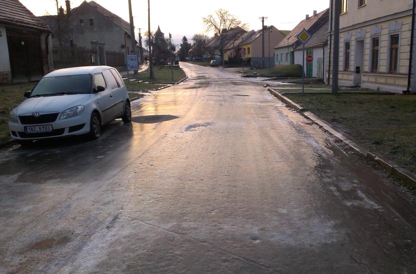 Poděkování Během jedné zimní noci, kdy během slabého deště klesla teplota pod bod mrazu, vzniklo na rozsáhlém území Jihomoravského kraje dokonalé náledí. Byla neděle 2.