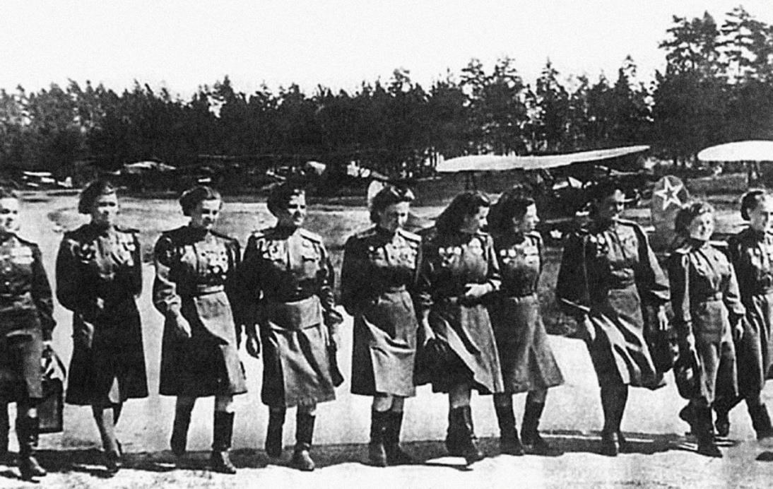 Vojenské vzdušné síly SSSR Vojenské vzdušné síly SSSR existovaly mezi roky 1948-1991. Emblém, který nesla jejich letadla, je na obrázku č. 18. Letectvo bylo jednou ze složek ozbrojených sil SSSR.