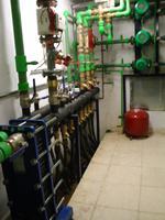 Napojené tepelné čerpadlo pak zajišťuje především chlazení (chladící výkon 120kW při výstupní teplotě 10 C, COP > 4) stanice metra a dalších využívaných podzemních prostor v letních měsících.