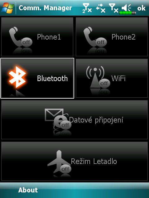 Použití Bluetooth Bluetooth je technologie bezdrátové komunikace na krátkou vzdálenost s účinkem do 10 metrů. Když je napájení Bluetooth zapnuté, indikátor bliká modře. Kontrolka Bluetooth (modrá) 1.