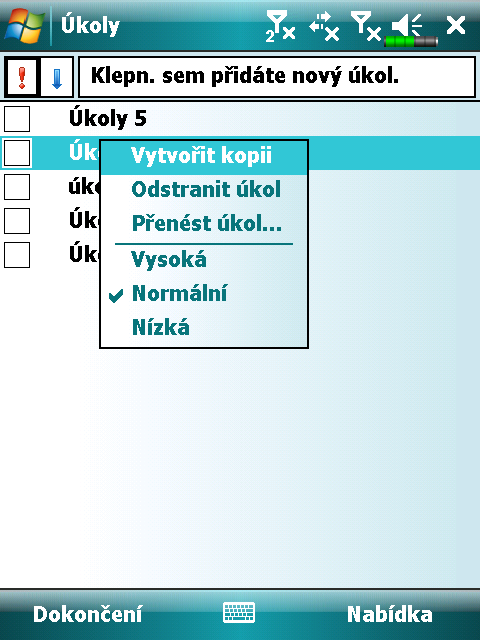 Úkoly: Seznam aktivních úkolů Pomocí funkce Úkoly můžete sledovat úkoly, které jsou ještě potřeba splnit. ❶ ❷ ❸ ❹ ❺ ❶Označuje vysokou prioritu. ❷Zvolte pro zobrazení nebo úpravu detailů úkolu.