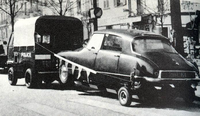 Četnická klasika Citroën HY. Simca tu přece nemůže chybět.