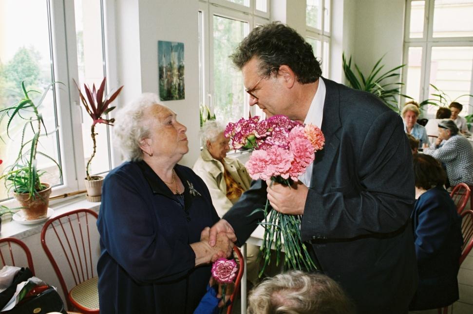 Pečovatelská služba Pečovatelky si vedou narozeninový kalendář, pořádají se různé společenské akce. U osamělých seniorů se snažíme částečně suplovat funkci rodiny.