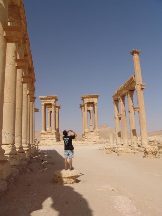 Palmyra arabsky Tadmor, město v Sýrii, 215 km severovýchodně od hlavního města Damašku. Jméno města pocházející z řečtiny je překlad původního aramejského jména Tadmor.