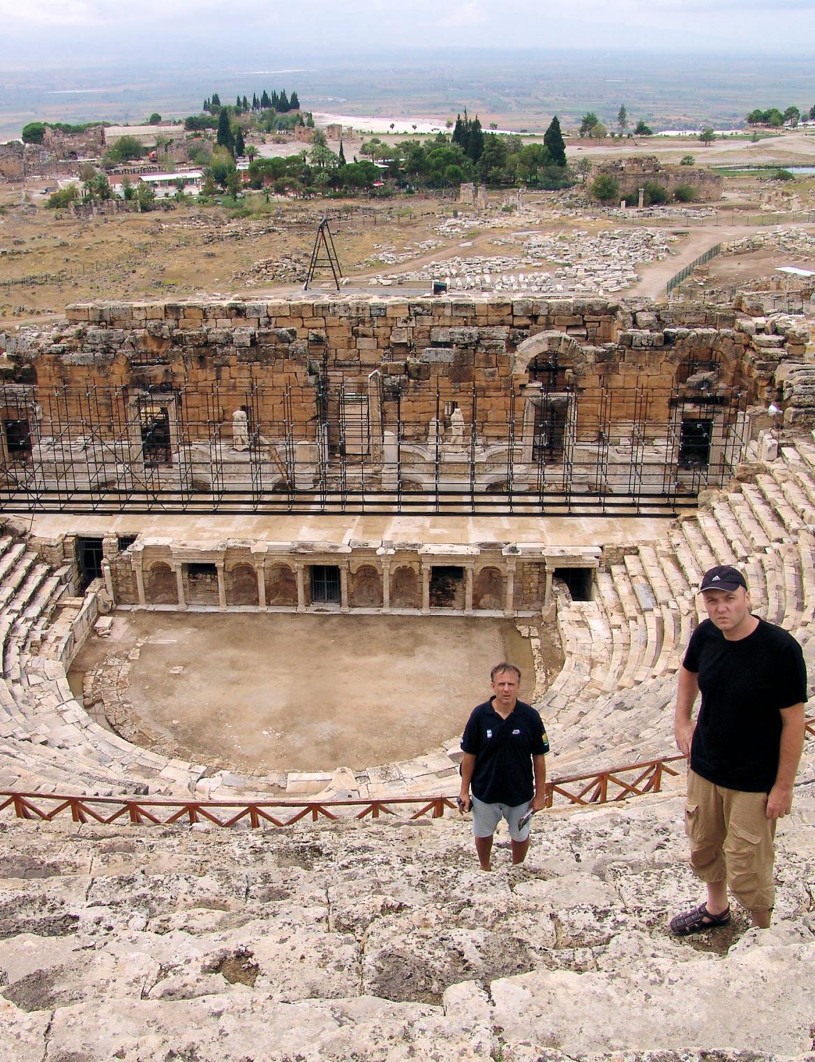 Čtvrtek 30.9.2010 Trasa: Konya Isparta Pamukkale Dezinli Bursa Ujeto: 1461 km Ubytování: Demirci Otel Bursa 16 /osoba se snídaní Ve středu 29.9.2010 po 2 hodinách, co trval přejezd hranice, jsme tedy za tmy taxíkem přijeli k našemu autu v Reyhanli.