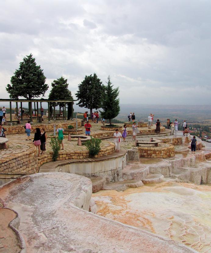 Pamukkale (česky bavlněný hrad) je jednou z největších turistických atrakcí v Turecku. Svah pokrytý sněhově bílým travertinem skutečně vzhledem připomíná kopec nebo hrad bavlny.