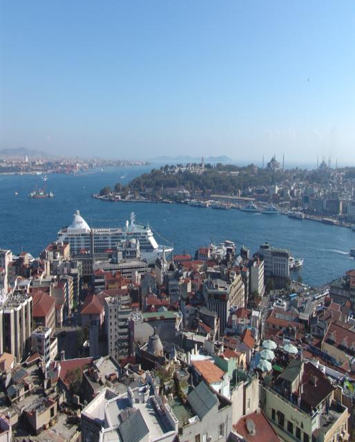 Istanbul, Beyoglu, 4.10.2008, Galatská věž Nejvýraznějším prvkem siluety Galaty je 60 m vysoká válcová věž Galata kulesi s kuželovitou střechou, jejíž původ se datuje do 6. století.