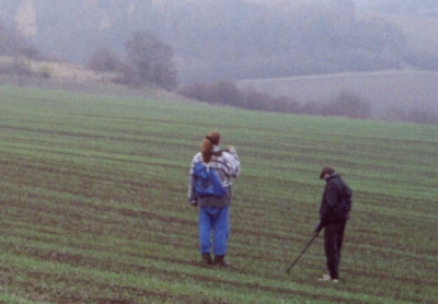 KAPITOLA 1. HRADIŠTĚ U STRADONIC 4 Obrázek 1.4: Lovci duhovek s detektorem kovů (foto: autor) drobných ptáčků, neustále přelétávajících nad Hradištěm.