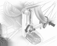 Úložné prostory 69 Pokud si dvě jízdní kola navzájem překáží, lze vzájemné polohy jízdních kol upravovat nastavováním úchytů kol a otočné rukojeti na úchytu kliky pedálu, dokud se jízdní kola