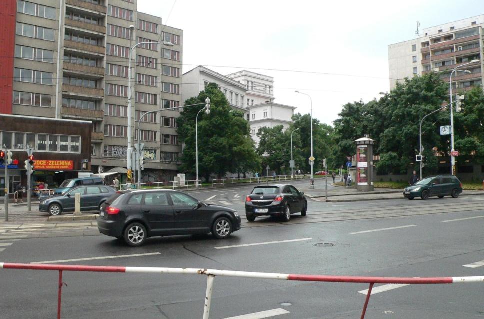 přechodu, 2. velká frekvence a rychlost aut, bezohlední řidiči nedávající přednost chodci 3.