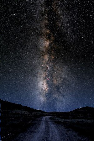 Když nastanou vhodné meteorologické podmínky, lze jasný pás hvězd, který představuje jádro naší Galaxie, spatřit i na noční obloze. 2.