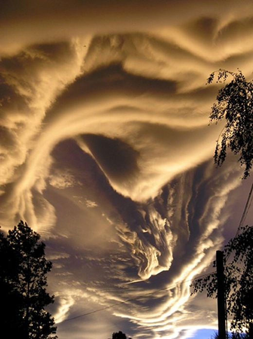 Asperatus často vypadá jako mořská hladina, na níž se díváme zespodu.