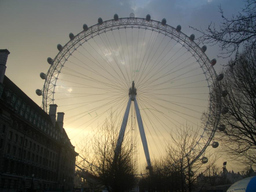 Po řízečkové svačince nás ještě čekalo Trafalgar Square, samozřejmě Nelson's Column a čtyři lití lvi a The National Gallery. Další zastávka byla na Piccadelly, kde jsme měli více neţ hodinový rozchod.