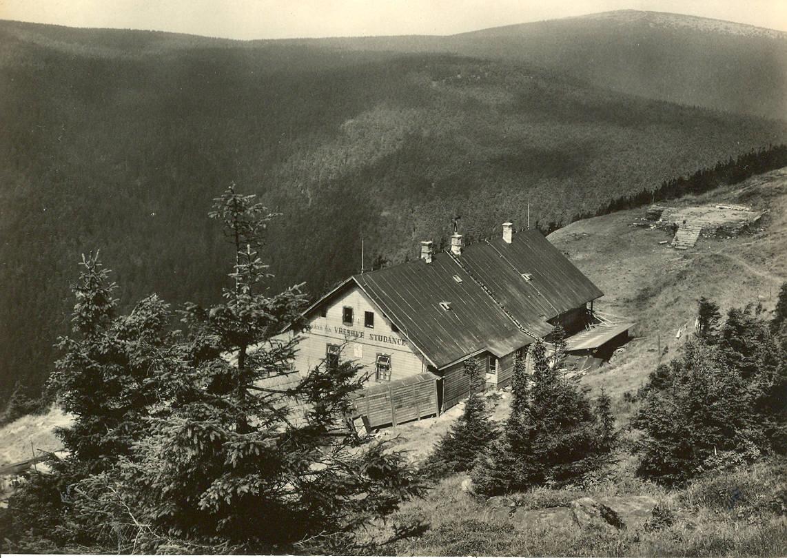 Nový kostelík sloužil zbožným poutníkům jen do 10. května 1946, kdy po zásahu bleskem vyhořel. Dnes jsou zde patrné již jen základy na nichž byl v roce 1993 vztyčen litinový kříž.