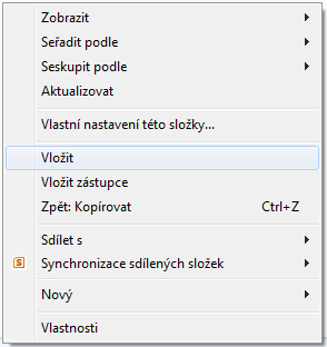 Pak přesuneme kurzor myši do cílové složky, kam chceme vybrané prvky překopírovat, klepneme pravým tlačítkem myši a v následující plovoucí nabídce klepneme na položku.