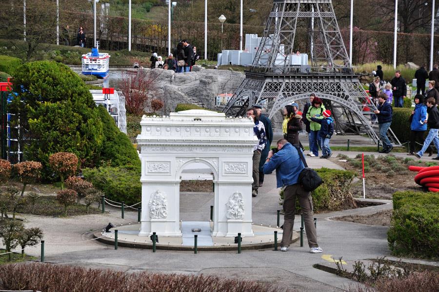 Po návštěvě bruselského Atomia se společně vydáme na cestu kolem světa. A při tom ujdeme jen pár kroků do zábavního parku Mini Europe.