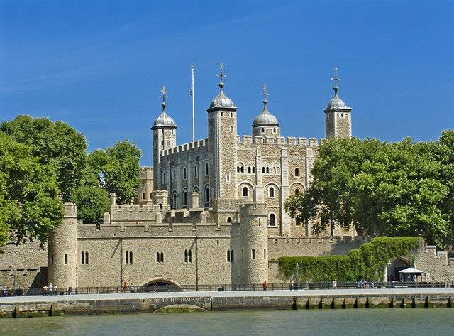 Další památkou, kterou při návštěvě žádný dobrý průvodce bezesporu nevynechá, je Tower s oficiálním názvem, Palác