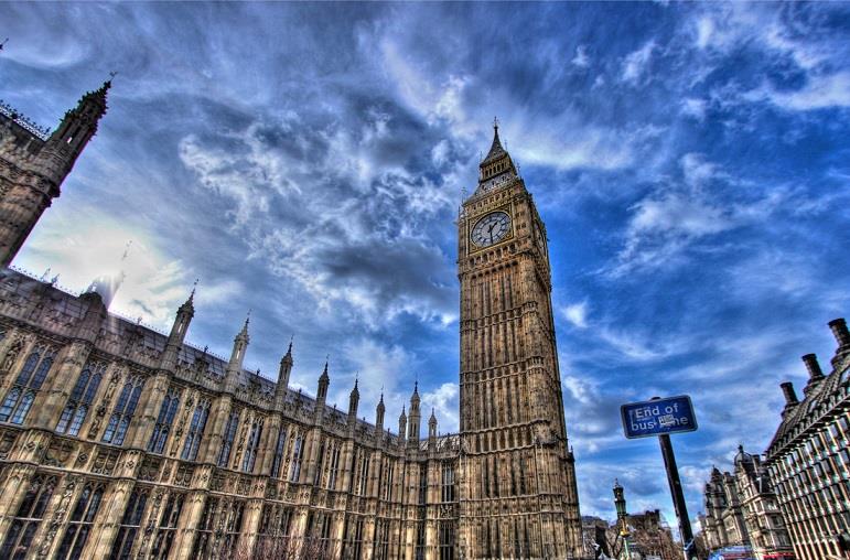 Houses of Parliament v sobě ukrývá více než tisíc místností, což jen dokládá jeho rozlohu a velikost.