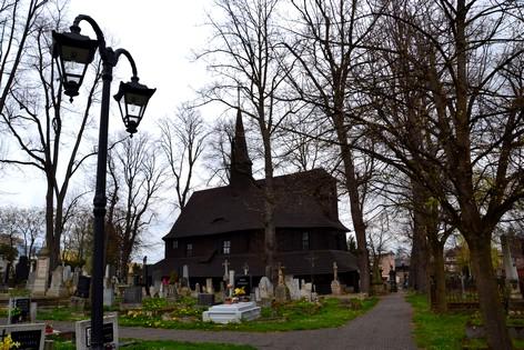 Měníme dnes totiž kámen za dřevo!! Leží zde totiž nejstarší dochovaný dřevěný kostel v ČR. Poloha na jižním okraji města na POI (N 50.579704, E 16.332708 ) a jeho součástí je i poměrně velký hřbitov.