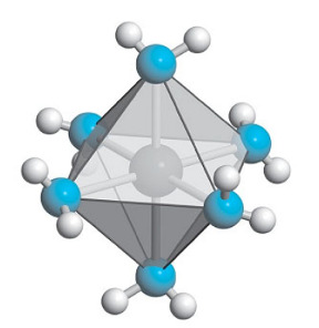 Ten je popisován jako oktahedrální komplex se šesti molekulami vody volně vázanými na centrální hlinitý ion (Al 3+ ).