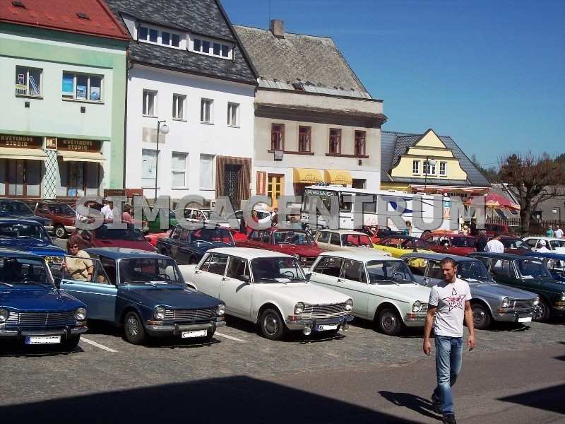 To je ale Pecka! Jarní sraz vozů Simca byl po zimě dlouho očekáváný. Do campu Pecka u Nové Paky se sjelo celkem 35 Simek a jedna Karosa v barvách SIMCA.