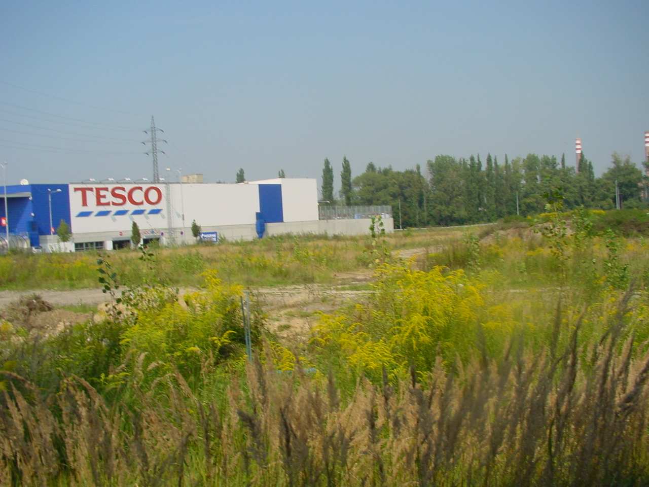 Ze zpracované studie vyplývá: Rozvojová plocha areálu AAA AUTO navazuje na stávající obchodního areál TESCO situovaný podél severního okraje ulice Opavské (silnice II/479, sběrná komunikace funkční