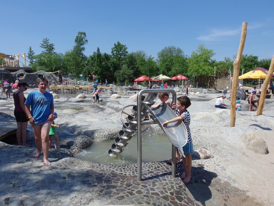 Základní škola, Trutnov 2, Mládežnická 536 skákání na obří trampolíně a spousta dalších atrakcí.